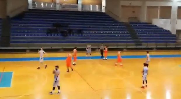 Le squadre giocano per non vincere: la partita surreale tra Valle d'Itria Basket e Aurora Brindisi
