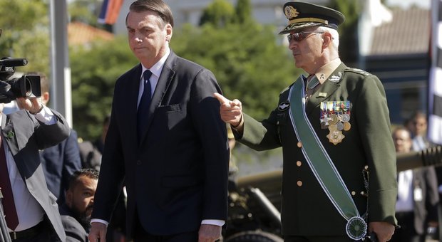 Il presidente brasiliano Jair Bolsonaro, con il comandante delle forze armate generale Luiz Eduardo Ramos