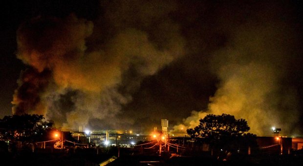 Gli incendi provocati durante la rivolta dei carcerati del penitenziario di Tremembe nello stato di San Paolo