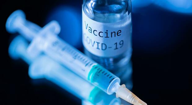 Vaccini anti Covid, al via le adesioni per medici e infermieri. Dosi sotto scorta. Tamponi dei medici di famiglia, primo test
