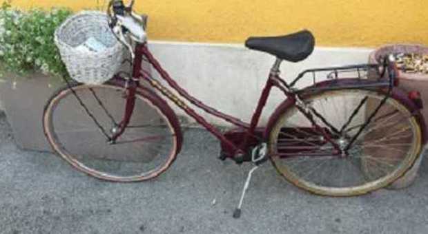 La bicicletta del 41enne grave in ospedale a Vicenza