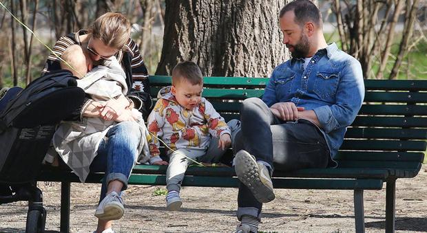 Fabio Volo con la moglie Johanna Hauksdottir e i figli Gabriel e Sebastian in un parco di Milano