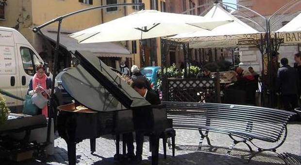 Paolo Zanarella, il "pianista fuori posto" in Piazza del Mercato a Spoleto