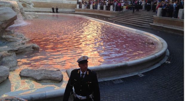 Fontana di Trevi imbrattata di rosso: nuovo blitz di Graziano Cecchini