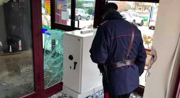 Tentato furto in una banca del Napoletano: banditi inseguiti dai carabinieri
