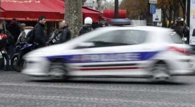 Parigi, commando armato assalta l'auto di un principe saudita: il bottino è di 250 mila euro