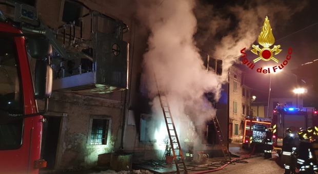 Rogo in una casa a tre piani: i pompieri evitano il propagarsi delle fiamme