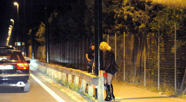 Caserta, blitz anti-prostituzione sul vialone che porta alla Reggia: espulsioni e fogli di via