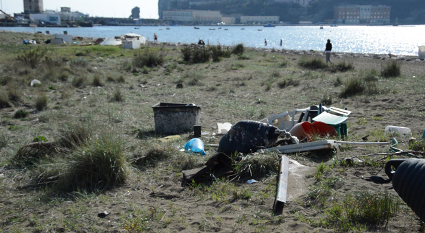 Napoli, la spiaggia di Coroglio invasa dai rifiuti: «Qui nessuno controlla»
