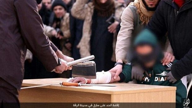 Isis, legge del taglione per il ladro: jihadisti gli tagliano la mano destra