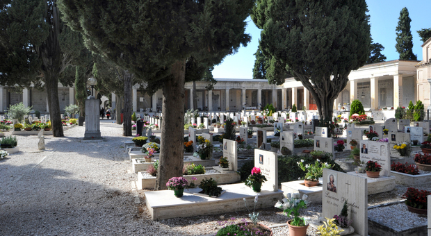 Fano, cimitero incustodito nel weekend: fioccano i furti e la gente entra in bici