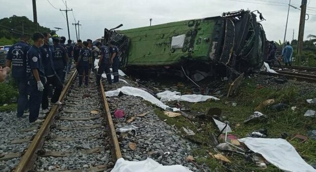 Treno travolge pullman: almeno 17 morti e decine di feriti