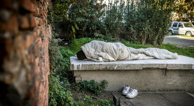 Roma, sottopassi occupati dai senzatetto: da Corso d'Italia a via del Tritone «impossibile attraversarli», la denuncia dei residenti