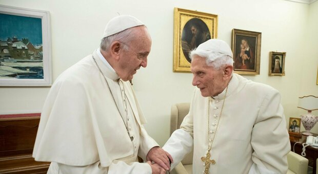 Ratzinger «è molto malato», Papa Francesco: «Pregate per lui»