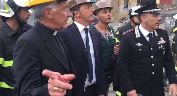 Il premier Renzi con l'arcivescovo Boccardo e il colonnello Fiore