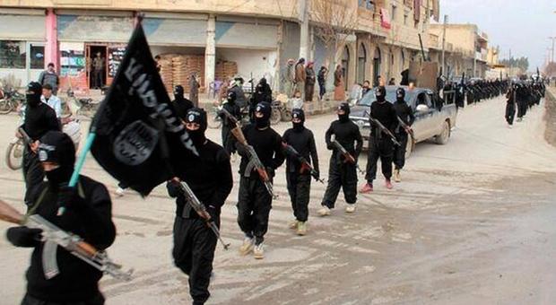 Isis, alla festa di addio del kamikaze l a cintura esplode per errore: 12 morti