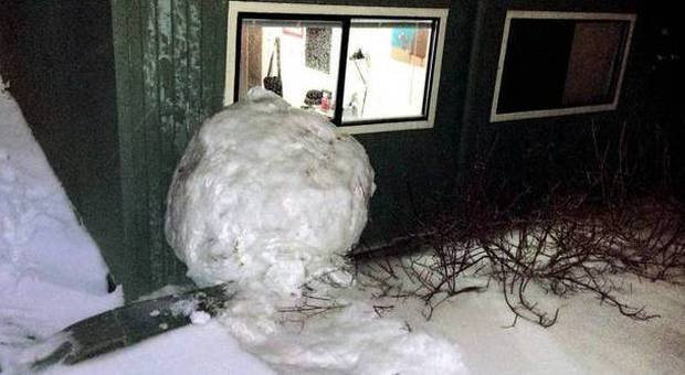 Lanciano una palla di neve da 363 chili contro il college e sfondano il muro, nei guai 3 studenti