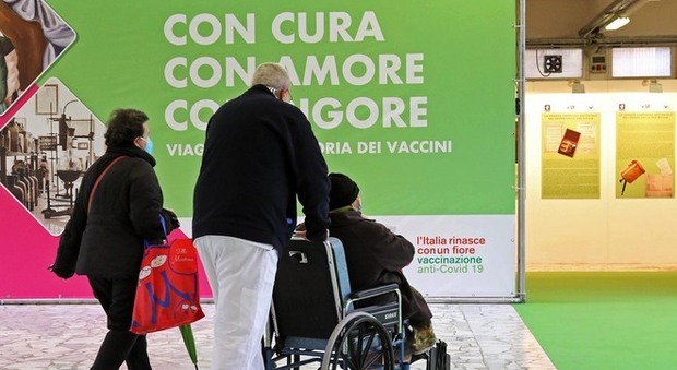 Vaccino Covid a Napoli, altri 393 anziani vaccinati: «Ora possiamo stringere i nipotini tra le braccia»