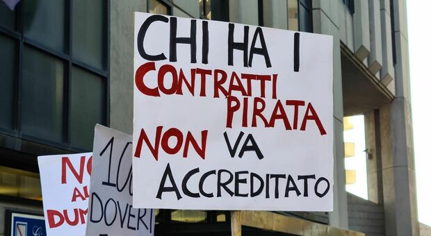 Napoli, protesta degli operatori della sanità privata contro i contratti «truffa»