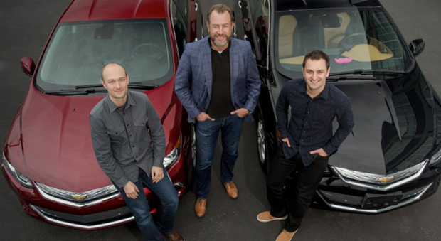 Il presidente di GM Dan Ammann (al centro) con i cofondatori di Lyft John Zimmer (a destra) e Logan Green
