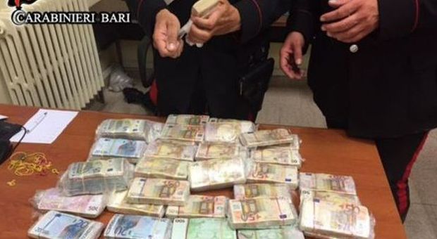 I carabinieri lo arrestano per riciclaggio: lui getta 620mila euro dalla finestra