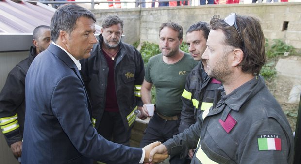 Terremoto, Renzi nei territori colpiti: «Emergenza sarà lunga, dovremo essere all'altezza»