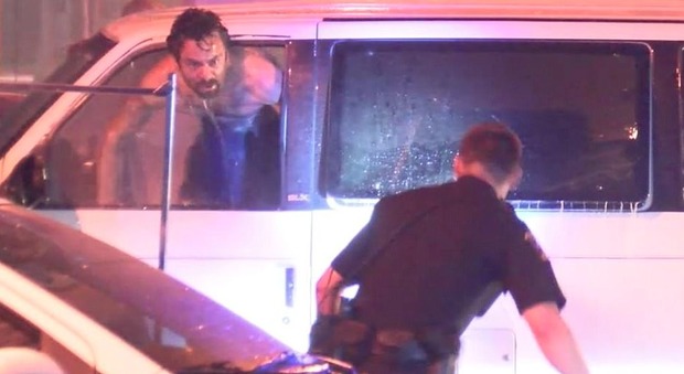 Usa, ucciso dai poliziotti mentre minaccia di incendiare una tanica di benzina su un furgone Video
