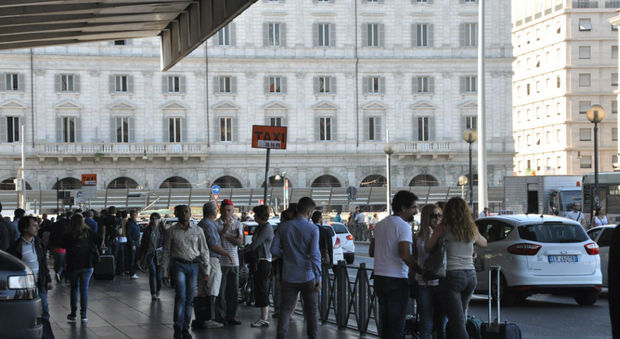 Roma, lotta agli abusivi: a Termini arrivano gli "steward taxi"