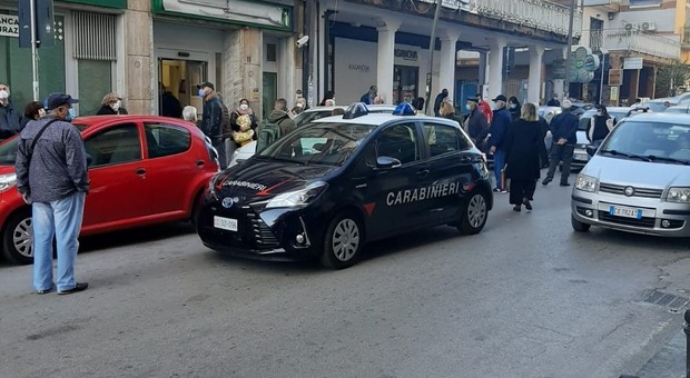 Allarme Covid: folla e proteste all'esterno della banca, a Marano arrivano i carabinieri