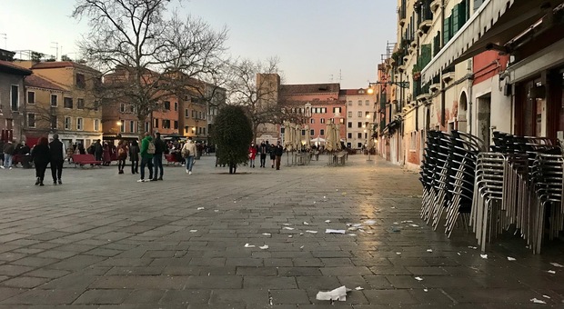 Campo Santa Margherita dopo la chiusura dei locali rimane pieno di gente che continua a bere