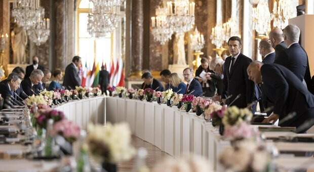 Ue verso un nuovo Patto: piano su energia e difesa Ecco cosa si è deciso al tavolo dei 27 a Versailles