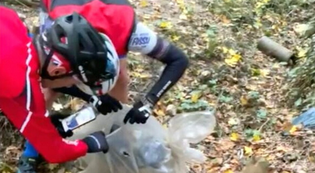 Gruppo di ciclisti salvano cuccioli appena nati abbandonati in un fosso e chiusi in una busta