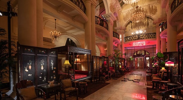 Mentre Dolce e Gabbana chiedono scusa alla Cina, il Miu Miu Club sbarca a Shanghai con una sfilata al Waldorf Astoria