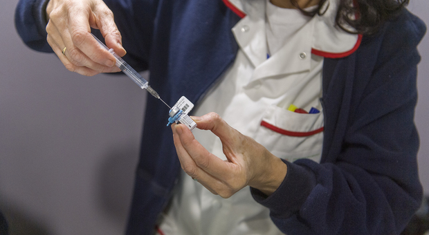 Covid, un tribunale blocca l'obbligo di vaccino per il personale sanitario dopo il ricorso di medici e infermieri