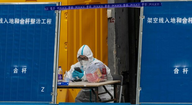 immagine Omicron 2, task force a Shanghai: tamponi a tappeto a 26 milioni di abitanti