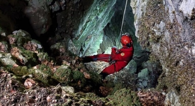 Speleologa ferita dai sassi, resta intrappolata in una grotta: corsa contro il tempo per salvarla