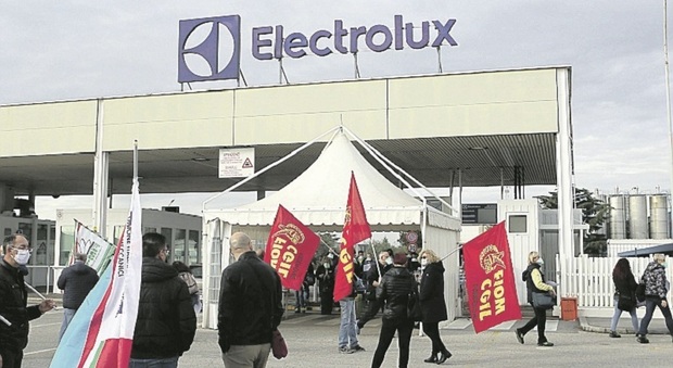 Porcia. Crolla il mercato delle lavatrici, lavoro dimezzato a Electrolux: gli stipendi scendono a 850 euro