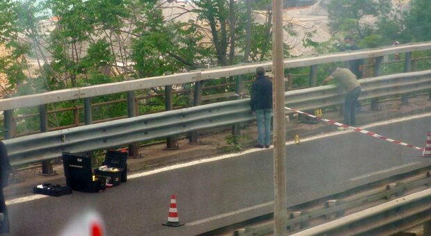 Trieste. Cadavere bendato appeso al guardrail: per l'autopsia è suicidio
