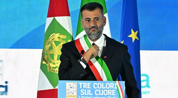 Antonio Decaro, sindaco di Bari dal 2014, vive sotto scorta dal 2016