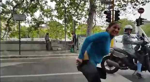 Roma, la rom provoca automobilista e ridendo si abbassa i pantaloni