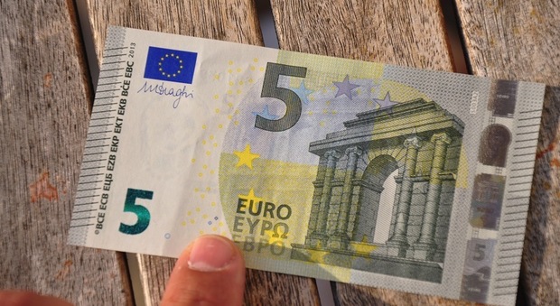 Lascia 5 euro davanti al Comune: la banconota è agli oggetti smarriti