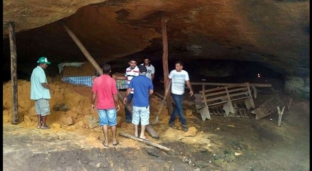 Crolla la grotta del santuario durante la preghiera: 10 morti -Foto