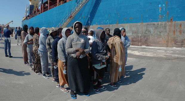 G7 in Sicilia, i migranti sbarcano qui «Disidratati e malnutriti»: soccorsi in 476