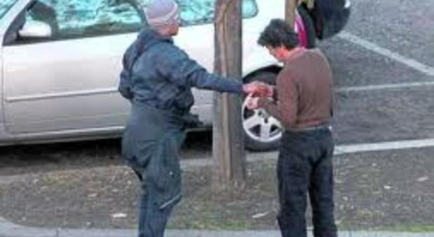 «Paga o ti rubo l'automobile» arrestato parcheggiatore abusivo