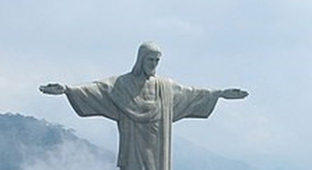 La statua del Cristo Redentore domina la baia di Rio de Janeiro