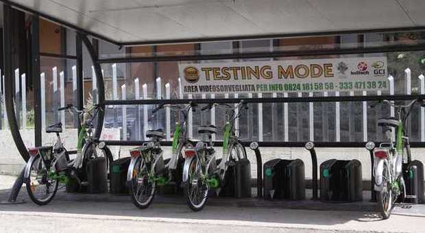 Gli stalli con le biciclette elettriche in città