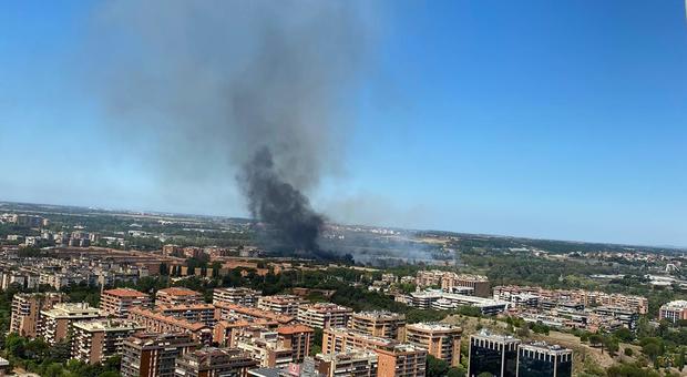 Roma, incendio a Tor di Valle: fiamme fino alla Magliana