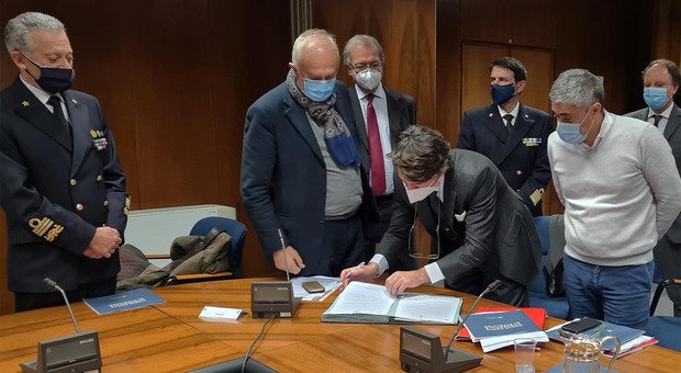 Il presidente Di Majo firma il progetto esecutivo della darsena osservato dal sottosegretario ai Trasporti, Roberto Traversi