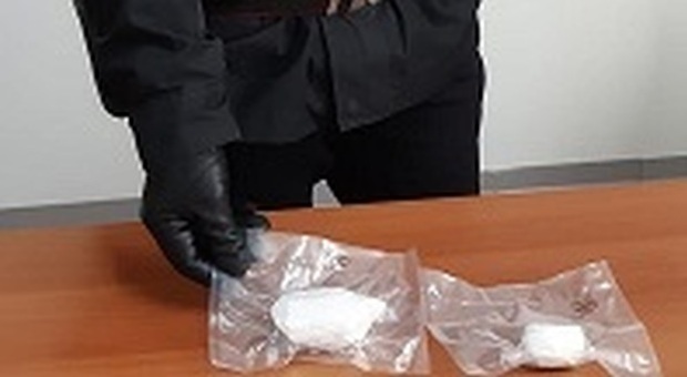 Incensurato con 90 grammi di cocaina nel giubbino: arrestato nel Napoletano