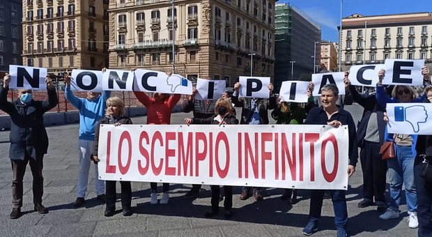 Napoli, protesta dei comitati contro la nuova piazza Municipio: «Uno scempio»